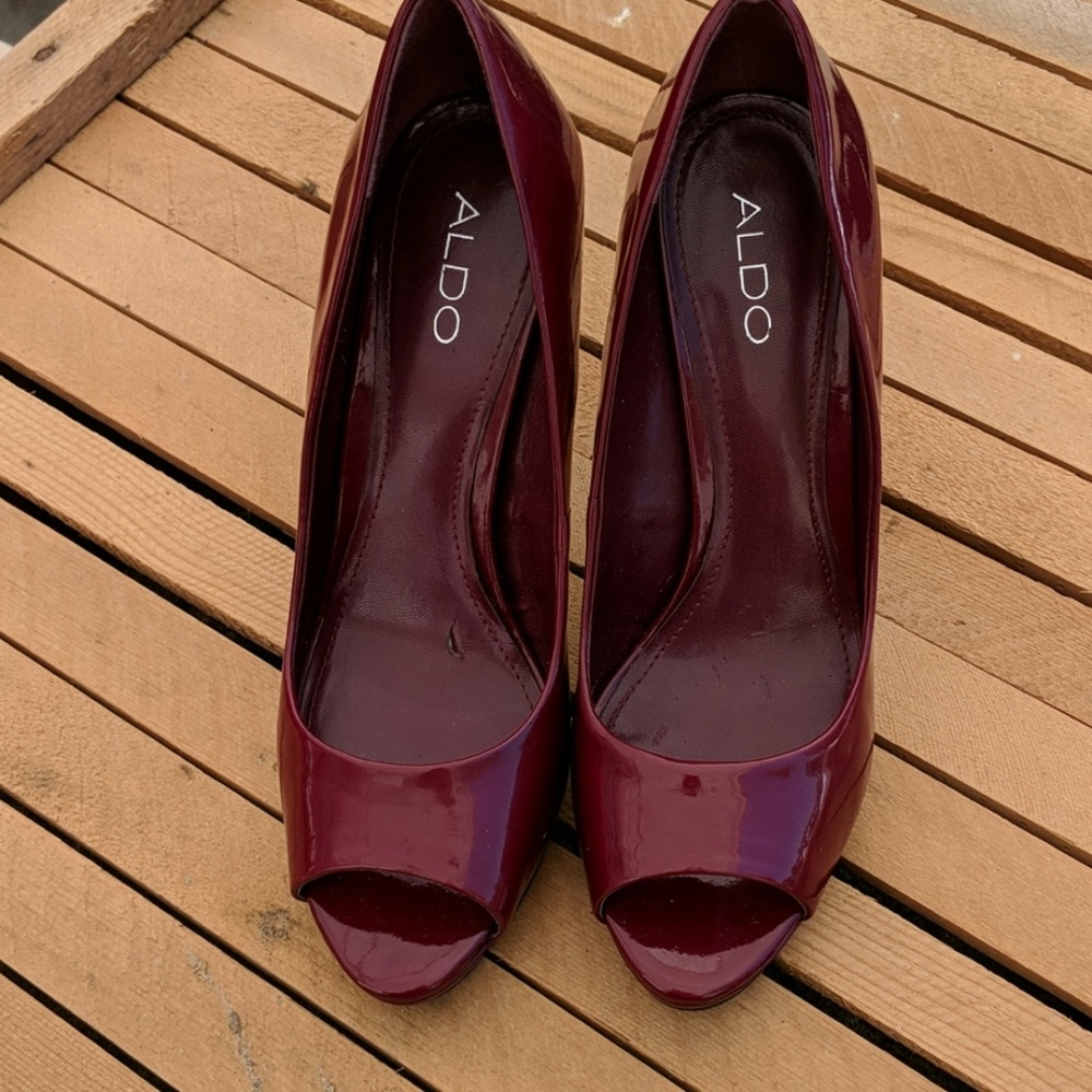 Classic peep toe pump